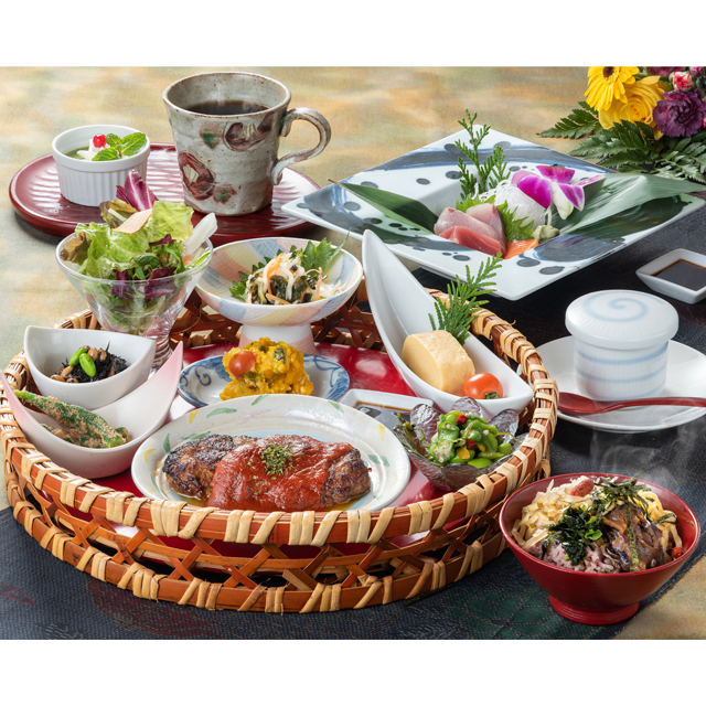 みんなが喜ぶ料理と楽しい演出にテンションup ワンデリ お祝いランチ 楽園の食卓 ステーキ ハンバーグ 騎射場 かごぶら