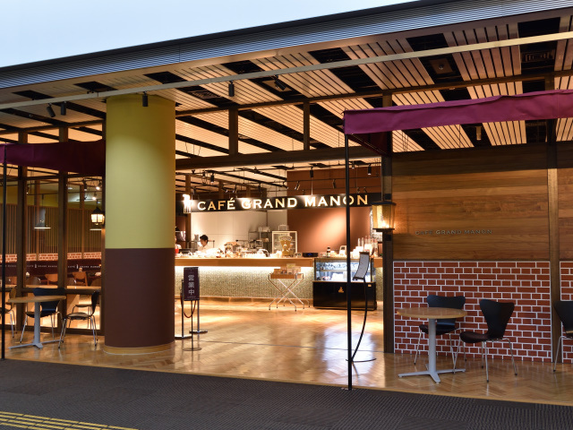 CAFE GRAND MANON 県民交流センター店本館の写真