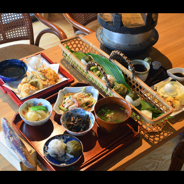 ふっくらと炊きあがったご飯を たっぷり召し上がれ ワンデリ 古民家 古民家 ともこの詩 カフェ 旧 母の詩 カフェ 霧島市 かごぶら ふっくらと炊きあがったご飯を たっぷり召し上がれ ワンデリ 古民家 古民家 ともこの詩 カフェ 旧 母の詩 カフェ 霧島市 かごぶら