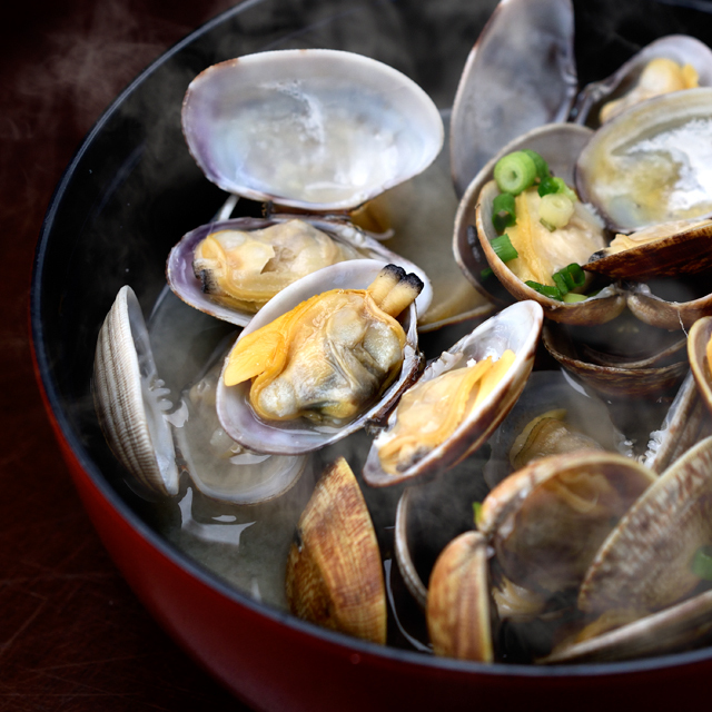 貝好きなら見逃せない旨さとボリューム ワンデリ 海の幸 新港食堂 海鮮料理 与次郎 かごぶら