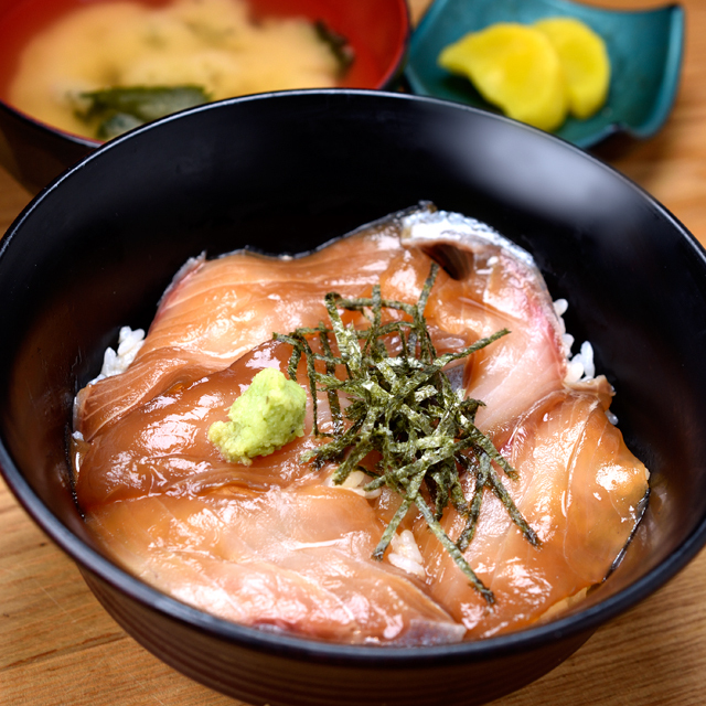 低価格で大満足 新鮮カンパチのづけ丼 ワンデリ 海の幸 づけ丼屋桜勘 海鮮料理 中央駅 かごぶら 低価格で大満足 新鮮カンパチのづけ丼 ワンデリ 海の幸 づけ丼屋桜勘 海鮮料理 中央駅 かごぶら