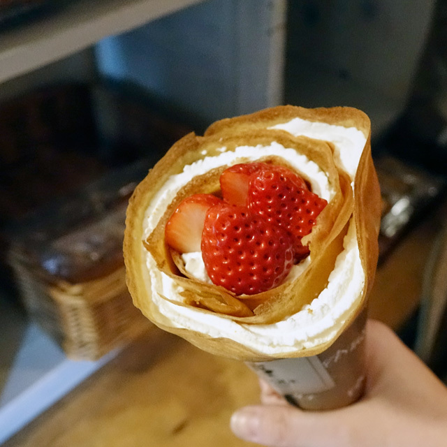 季節のフルーツたっぷり！ 全粒粉のクレープ - ワンデリ ワンハンド