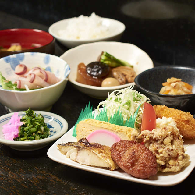 品数たっぷり 心も体も大満足の昼定食 ワンデリ コスパ最高ランチ ごはん家 泰 ゆたか 和洋全般 南九州市 かごぶら